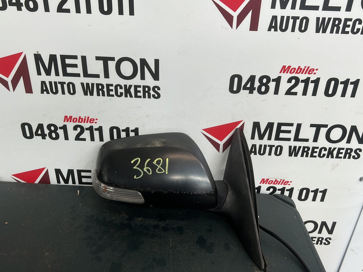 Mar 2010 to Dec 2013- Toyota Corolla ZRE152R ZRE153R Sedan- Right Door Mirror- Flasher
