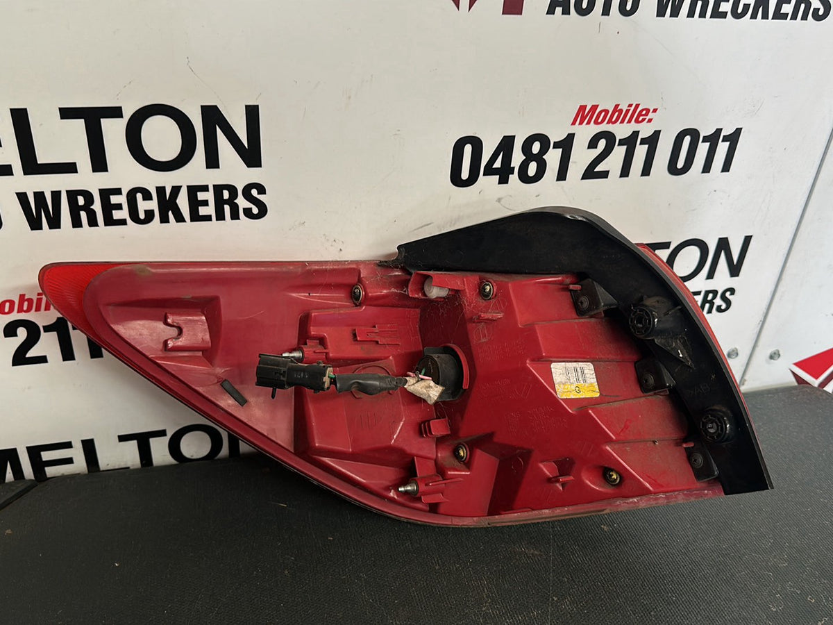 2010-2014 Kia Sportage SL Si SLi Platinum Right Taillight Body Mounted