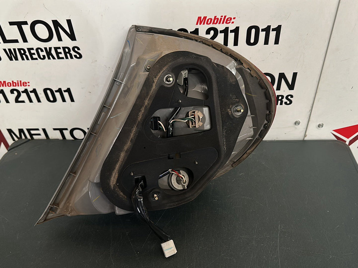 2002-2006 Toyota Camry Right Reverse Light SK36 Non-Sportivo Top/Bottom