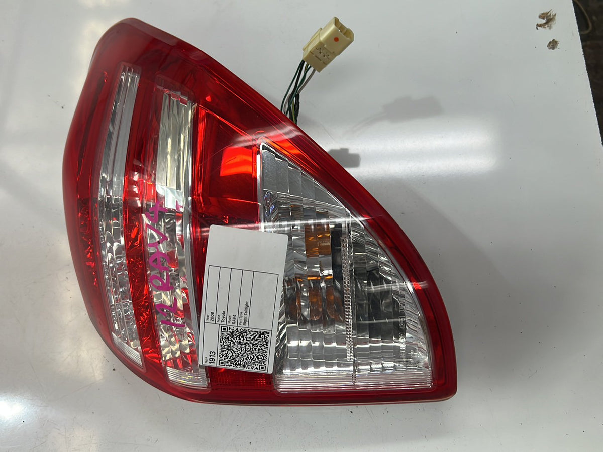 Right Taillight, 2006, Toyota, RAV4