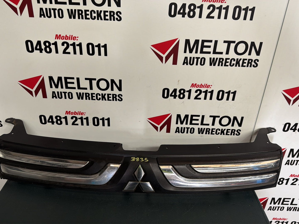 2013 Mitsubishi Outlander GF*W - Grille