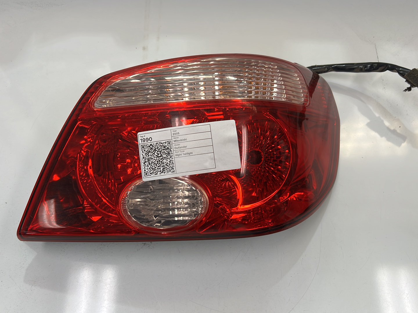 2005 Mitsubishi Outlander - Right Taillight
