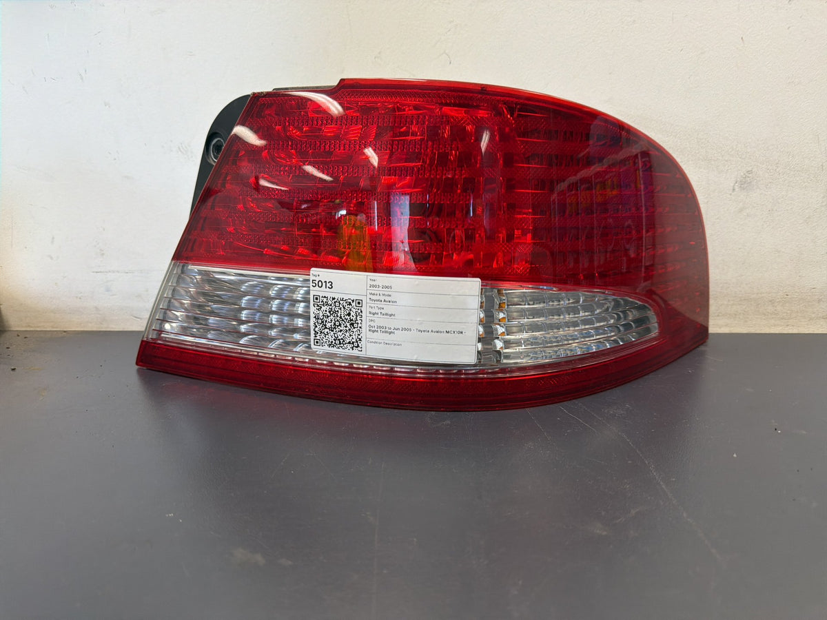 Oct 2003 to Jun 2005 - Toyota Avalon MCX10R - Right Taillight