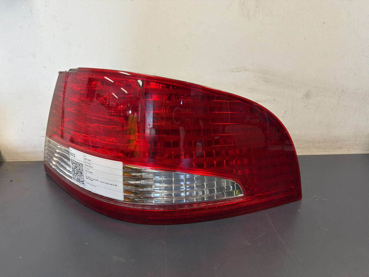 Oct 2003 to Jun 2005 - Toyota Avalon MCX10R - Right Taillight