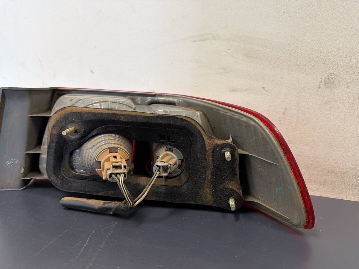 Oct 2000 to Aug 2002 - Toyota Camry Sedan - Left Taillight - Sk20