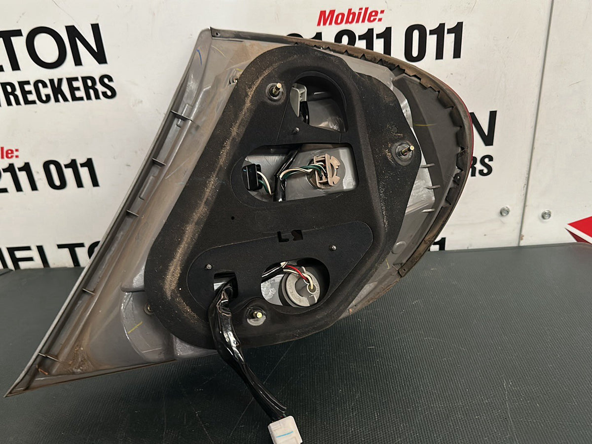 2002-2006 Toyota Camry Right Reverse Light SK36 Non-Sportivo Top/Bottom