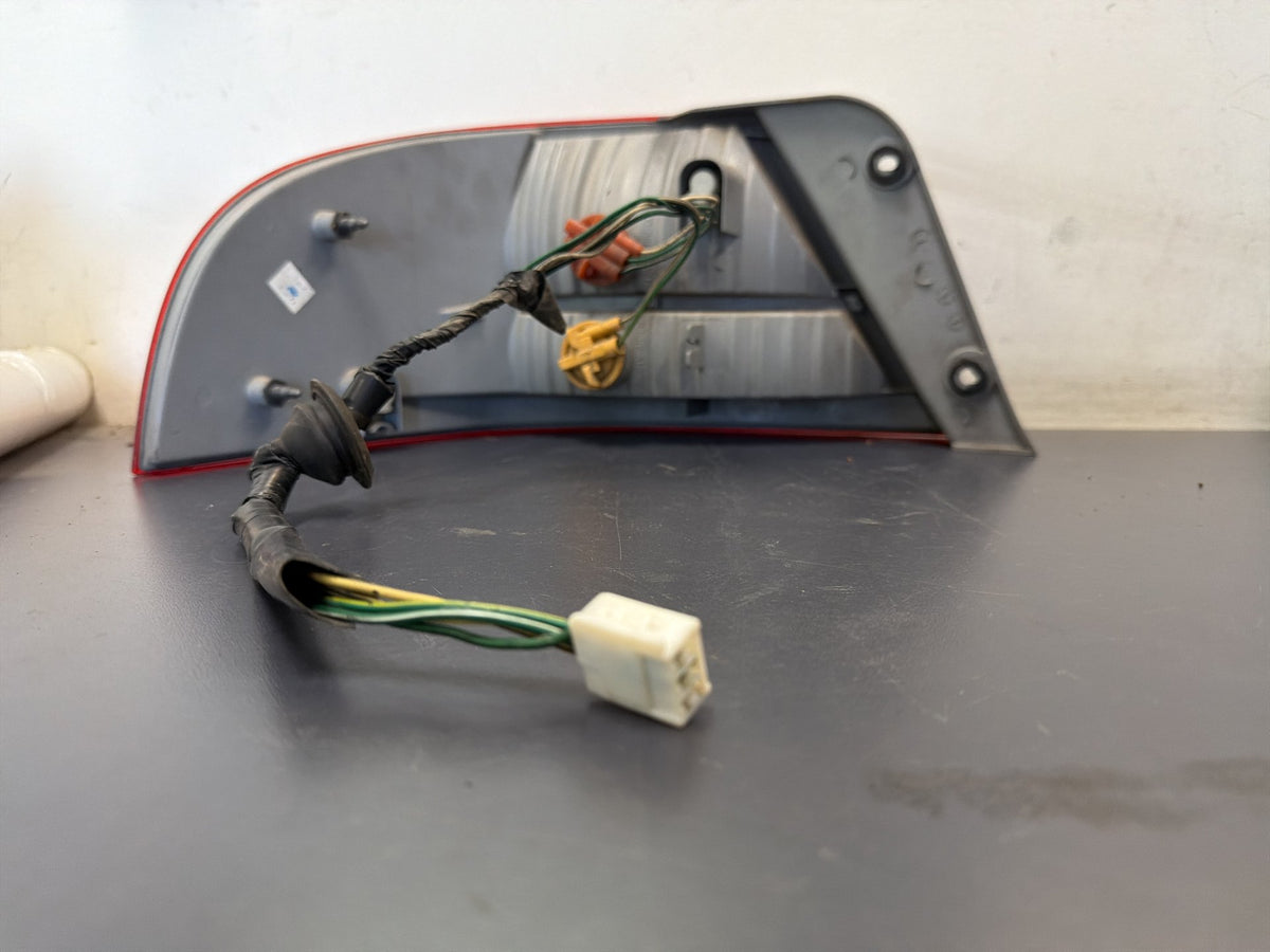 Oct 2003 to Jun 2005 - Toyota Avalon MCX10R - Right Taillight