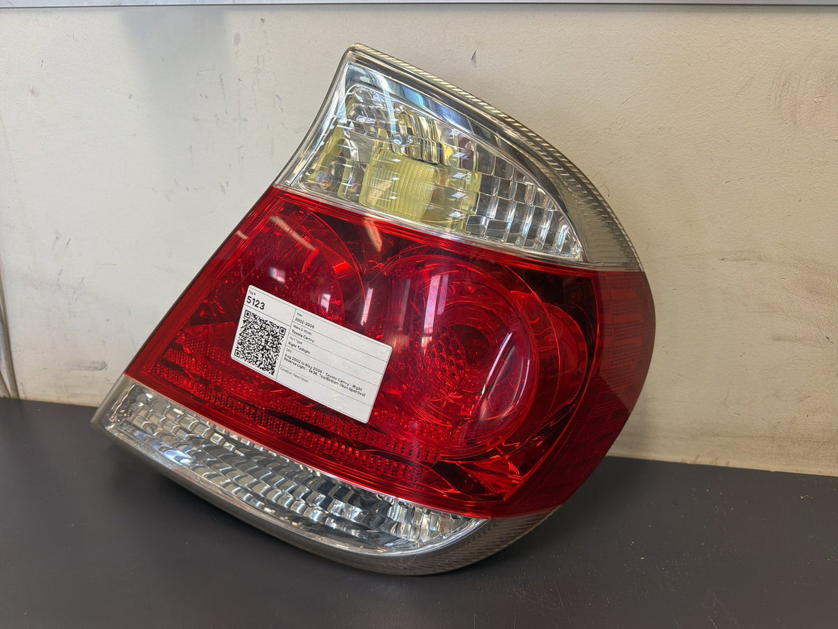Aug 2002 to May 2006 - Toyota Camry - Right Reverse Light - Sk36, Top/Bottom (Non Sportivo)