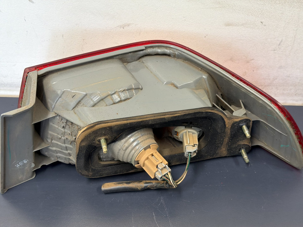 Oct 2000 to Aug 2002 - Toyota Camry Sedan - Left Taillight - Sk20