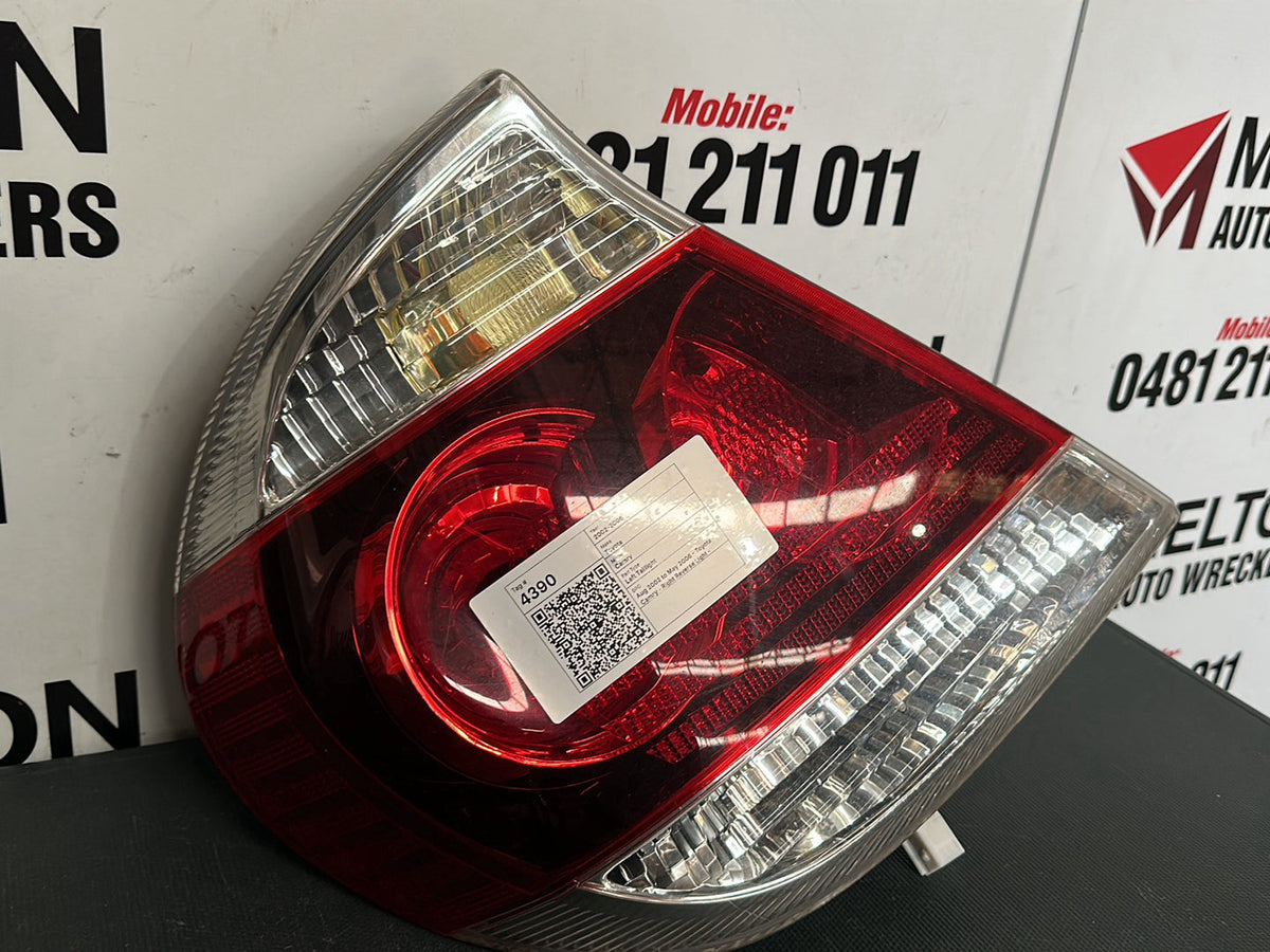 2002-2006 Toyota Camry Right Reverse Light SK36 Non-Sportivo Top/Bottom