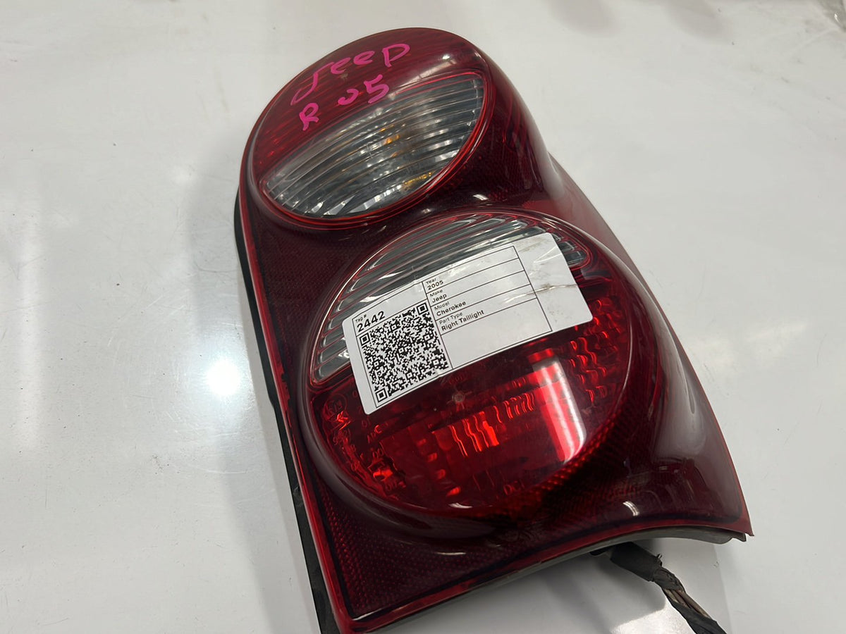 2004-2005 Jeep Cherokee - Right Taillight