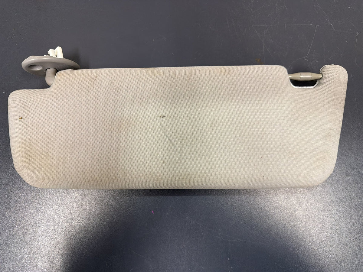 Nov 2011 to Oct 2017 - Toyota Camry ASV50 AVV50 - Right Sun Visor - W/ Lamp Type