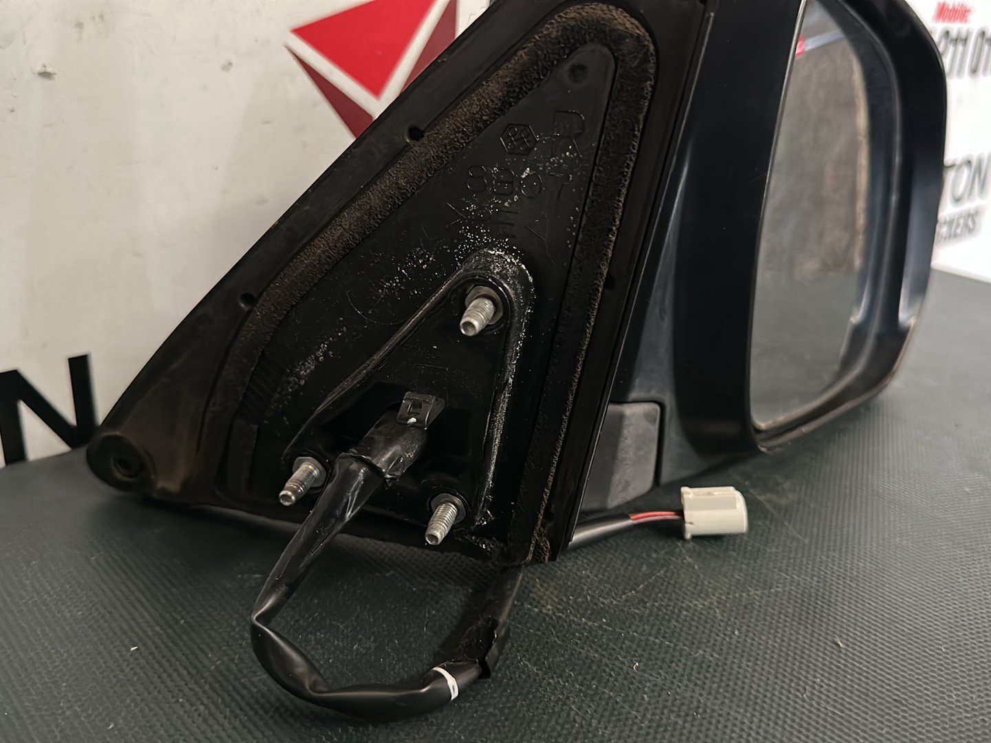 May 2007 to Jul 2010- Toyota Kluger GSU40 GSU45- Right Door Mirror- Non-Puddle Lamp Type, Colour Coded