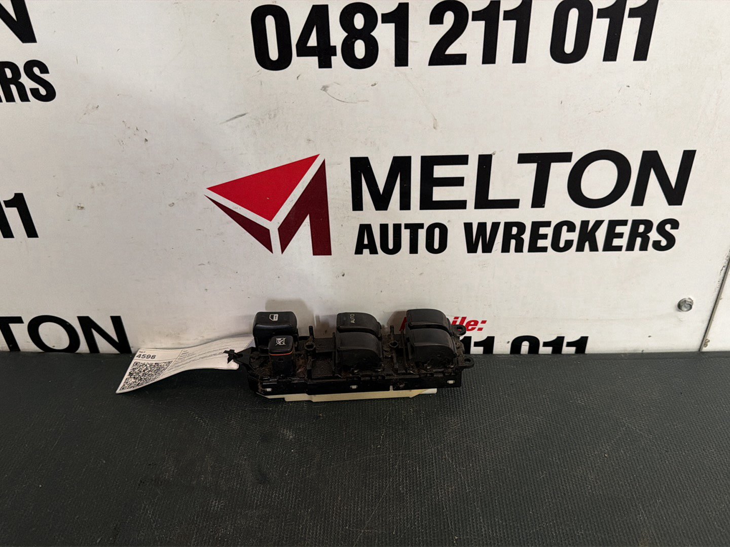 Jan 2001 to Jul 2007- Toyota Kluger MCU28R Master Power Window Switch
