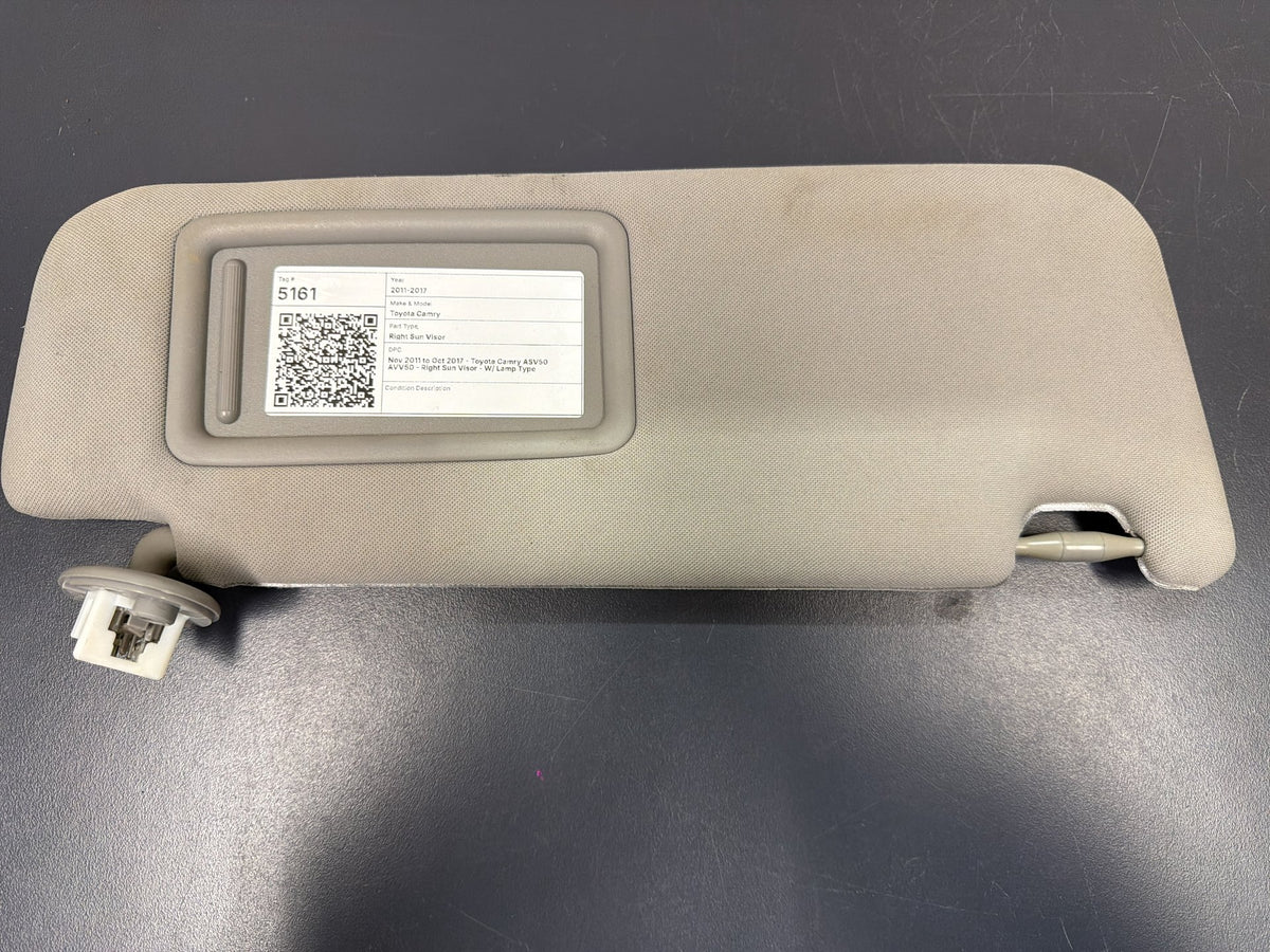 Nov 2011 to Oct 2017 - Toyota Camry ASV50 AVV50 - Right Sun Visor - W/ Lamp Type