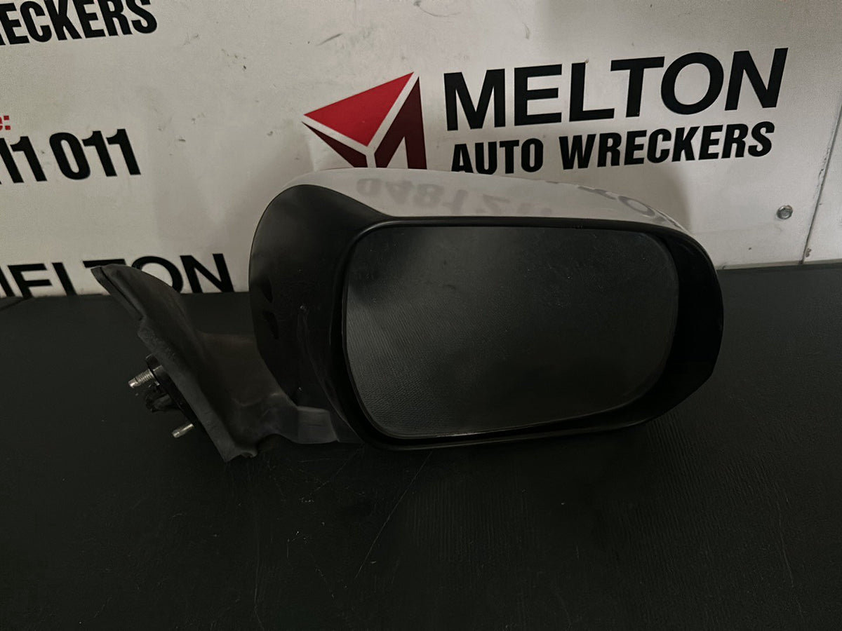 May 2007 to Jul 2010- Toyota Kluger GSU40 GSU45- Right Door Mirror- Non-Puddle Lamp Type, Colour Coded