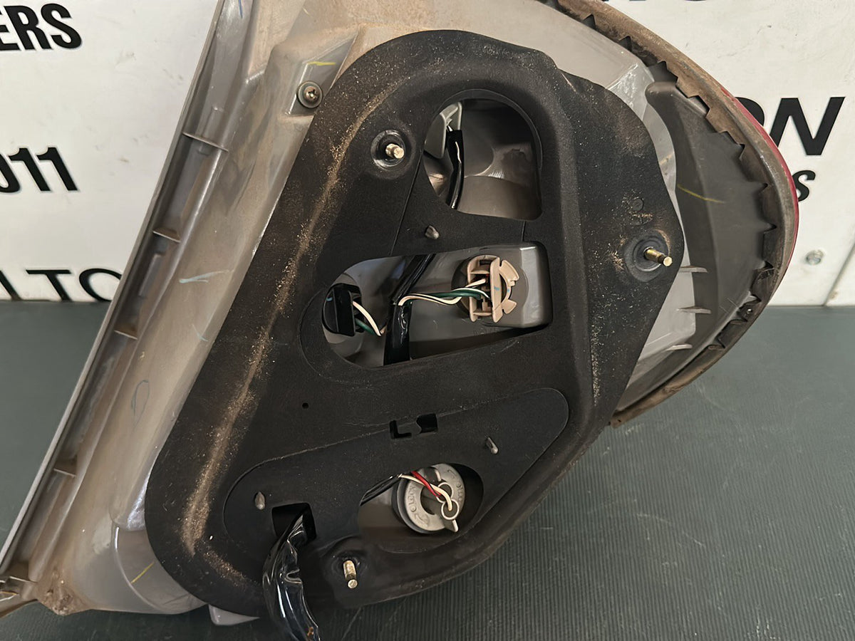 2002-2006 Toyota Camry Right Reverse Light SK36 Non-Sportivo Top/Bottom